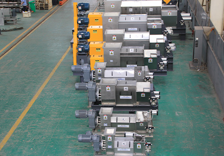 pay attention when using spiral press dehydrator machine.